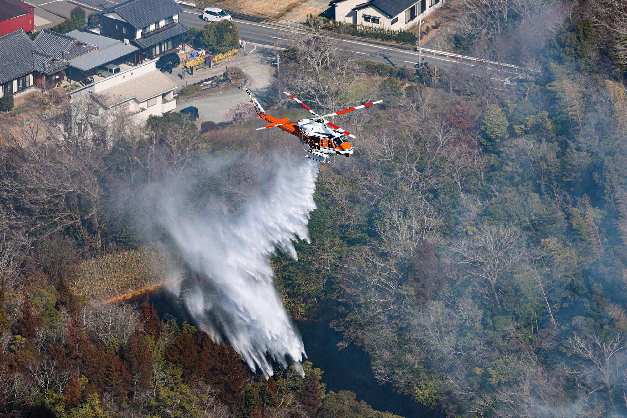 山林火災の焼け跡から男性の遺体 火の勢いは収まらず 和歌山｜朝日新聞
