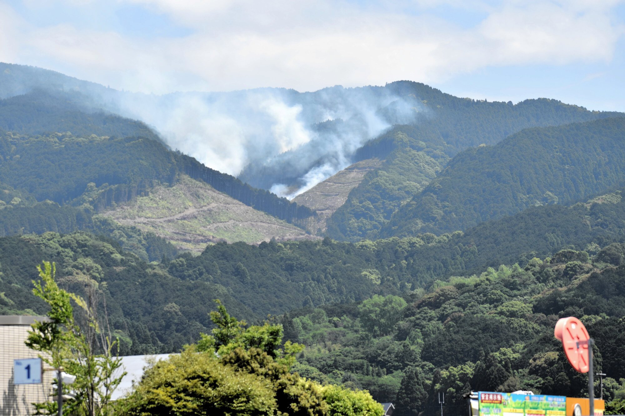 久留米の山林火災が｢鎮圧｣ 4.7ヘクタール焼失、けが人なし｜朝日新聞