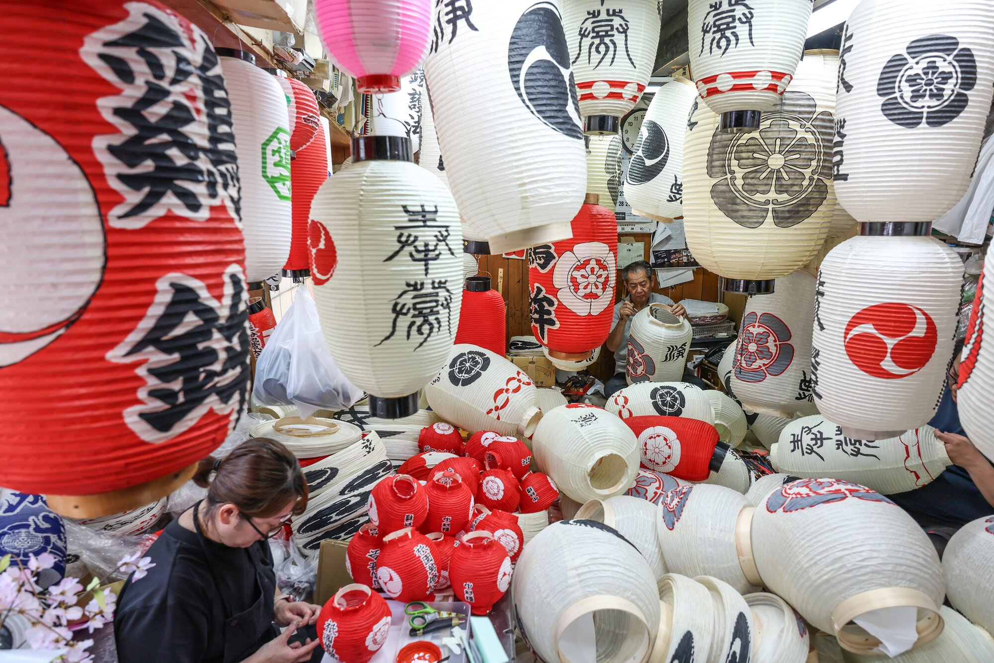 新品 祇園祭 特大 駒形提灯 錺金具 幅45cm 縦70cm 日本の伝統的な美しさを味わって 祇園祭の駒形提灯づくり追い込み