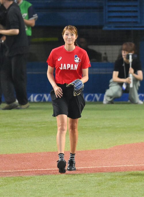 ヤクルト】狩野舞子さんが始球式、ワンバウンドに｢最悪です