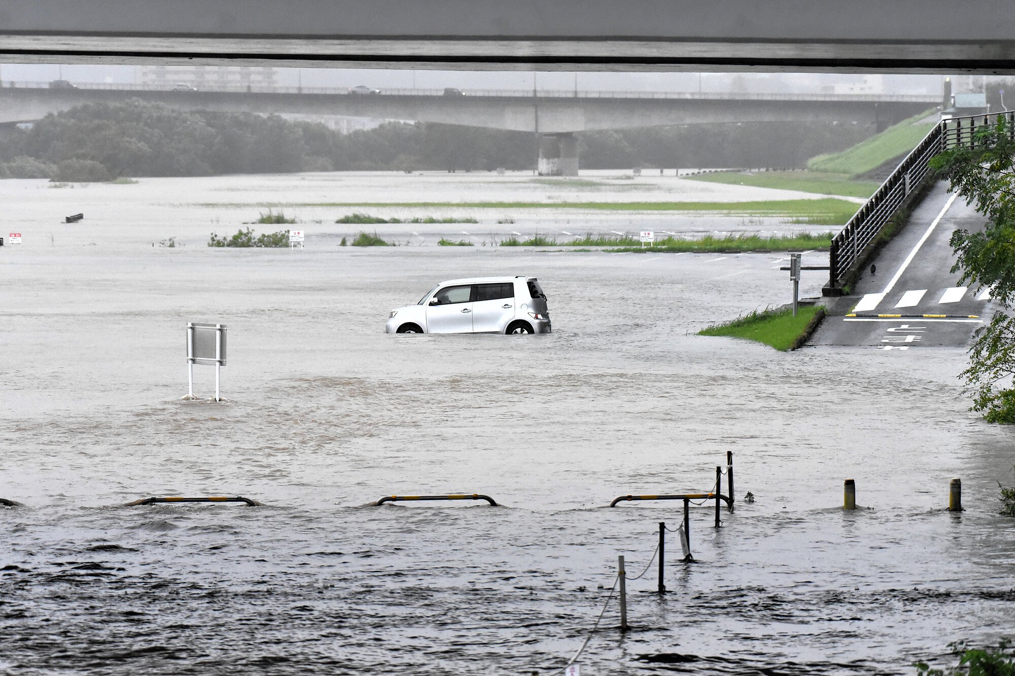 台風24号で宮崎に大雨 都農町で377ミリ、県内一部に避難指示｜朝日新聞